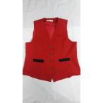 スタイル自由自在！赤黒レディースベストで魅せる大人の着こなし
